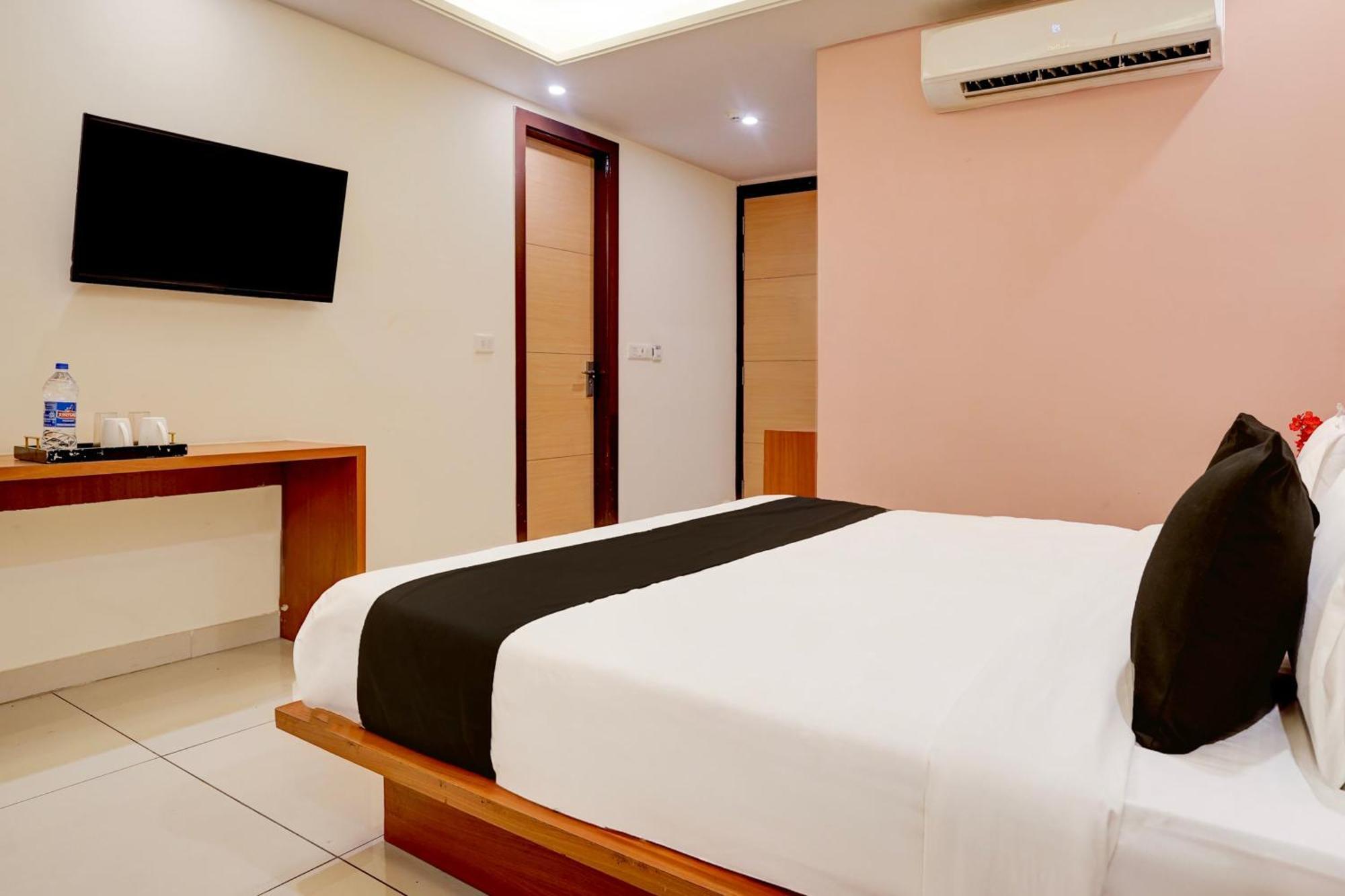 Отель Super Townhouse Airport Road Delhi Нью-Дели Экстерьер фото