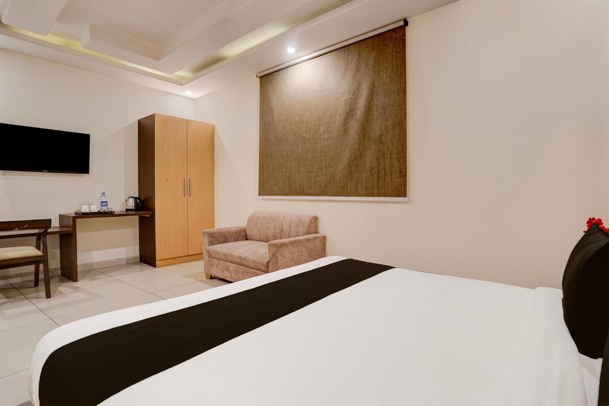 Отель Super Townhouse Airport Road Delhi Нью-Дели Экстерьер фото