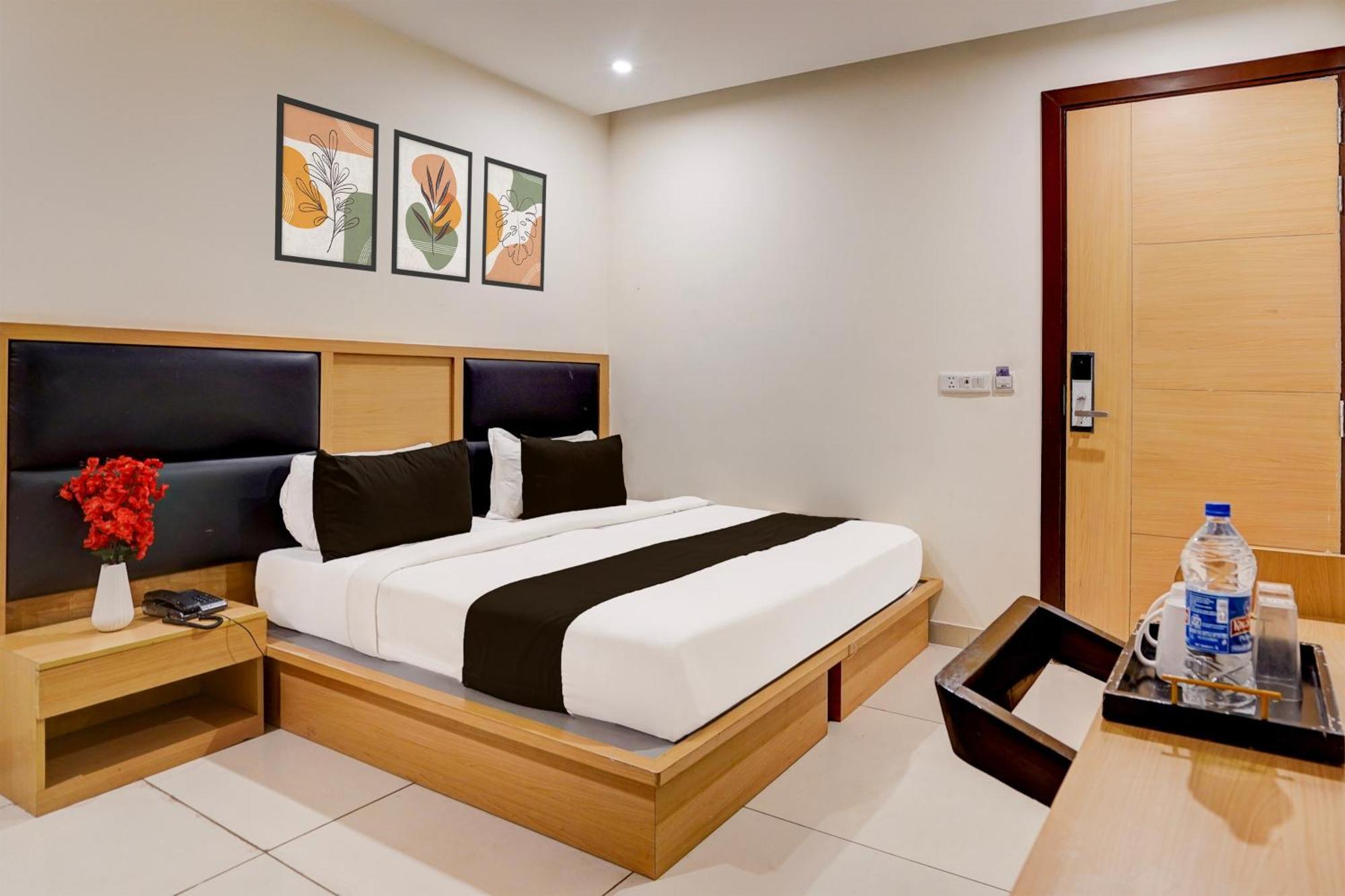 Отель Super Townhouse Airport Road Delhi Нью-Дели Экстерьер фото