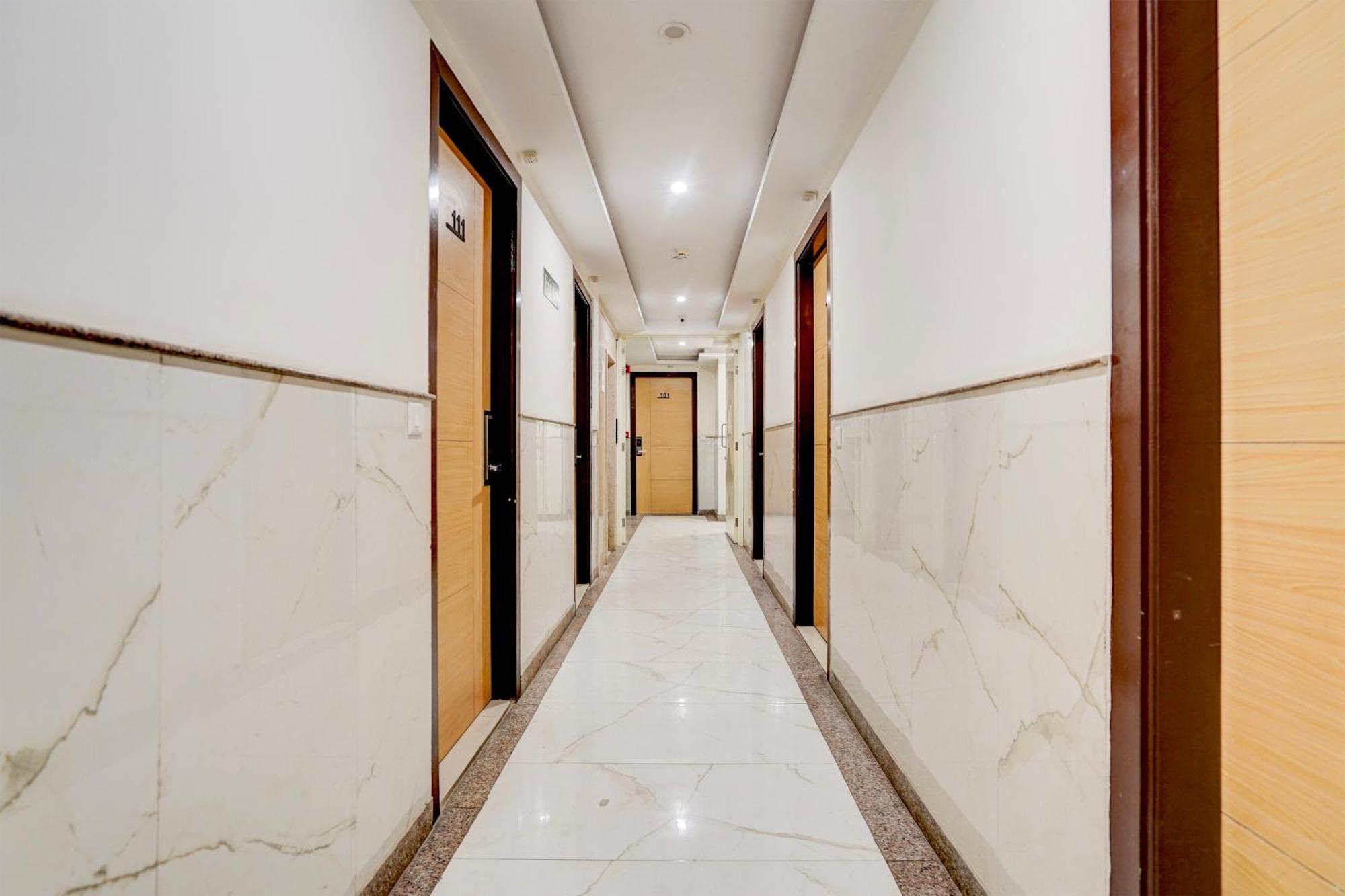 Отель Super Townhouse Airport Road Delhi Нью-Дели Экстерьер фото