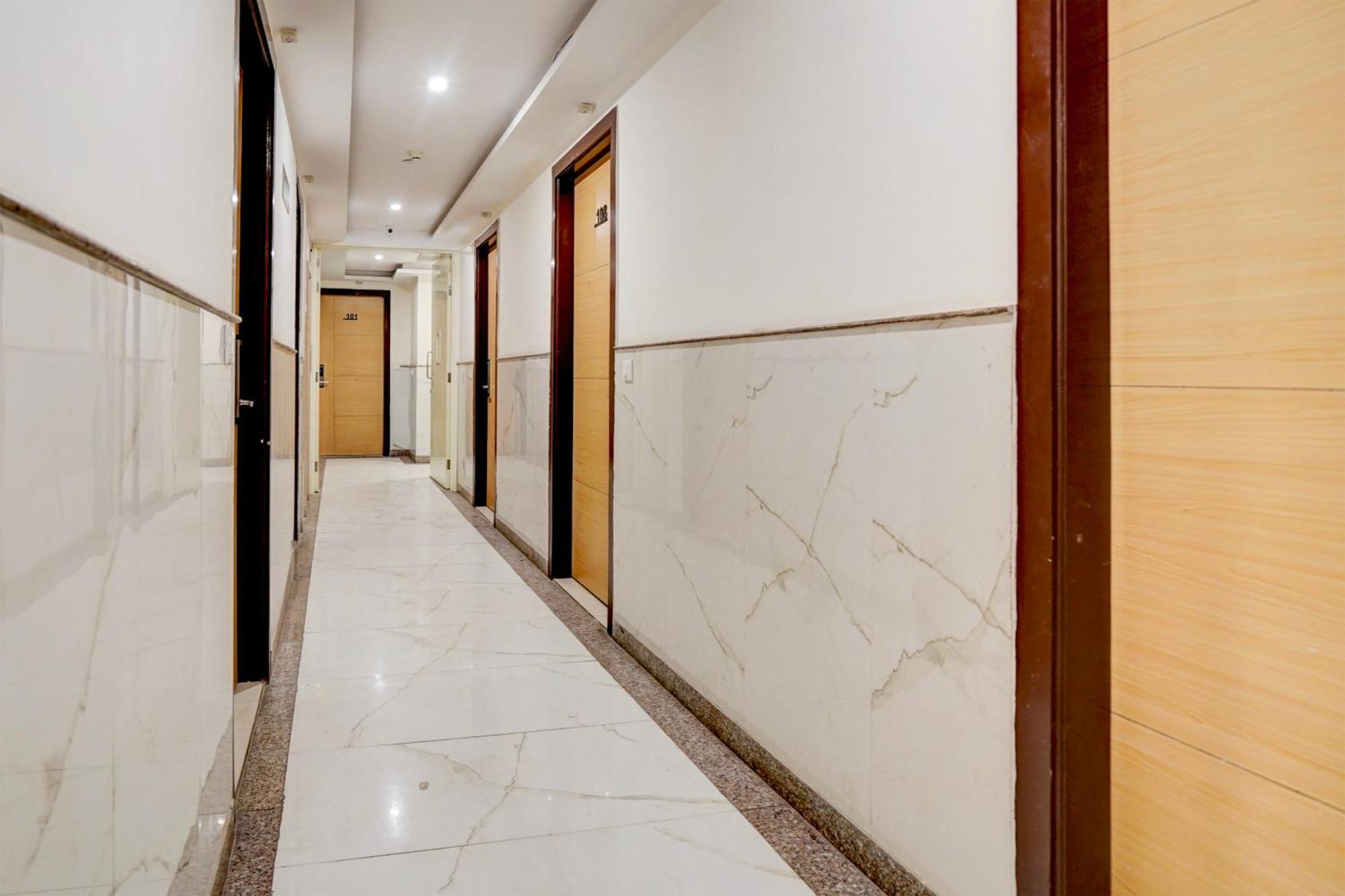 Отель Super Townhouse Airport Road Delhi Нью-Дели Экстерьер фото