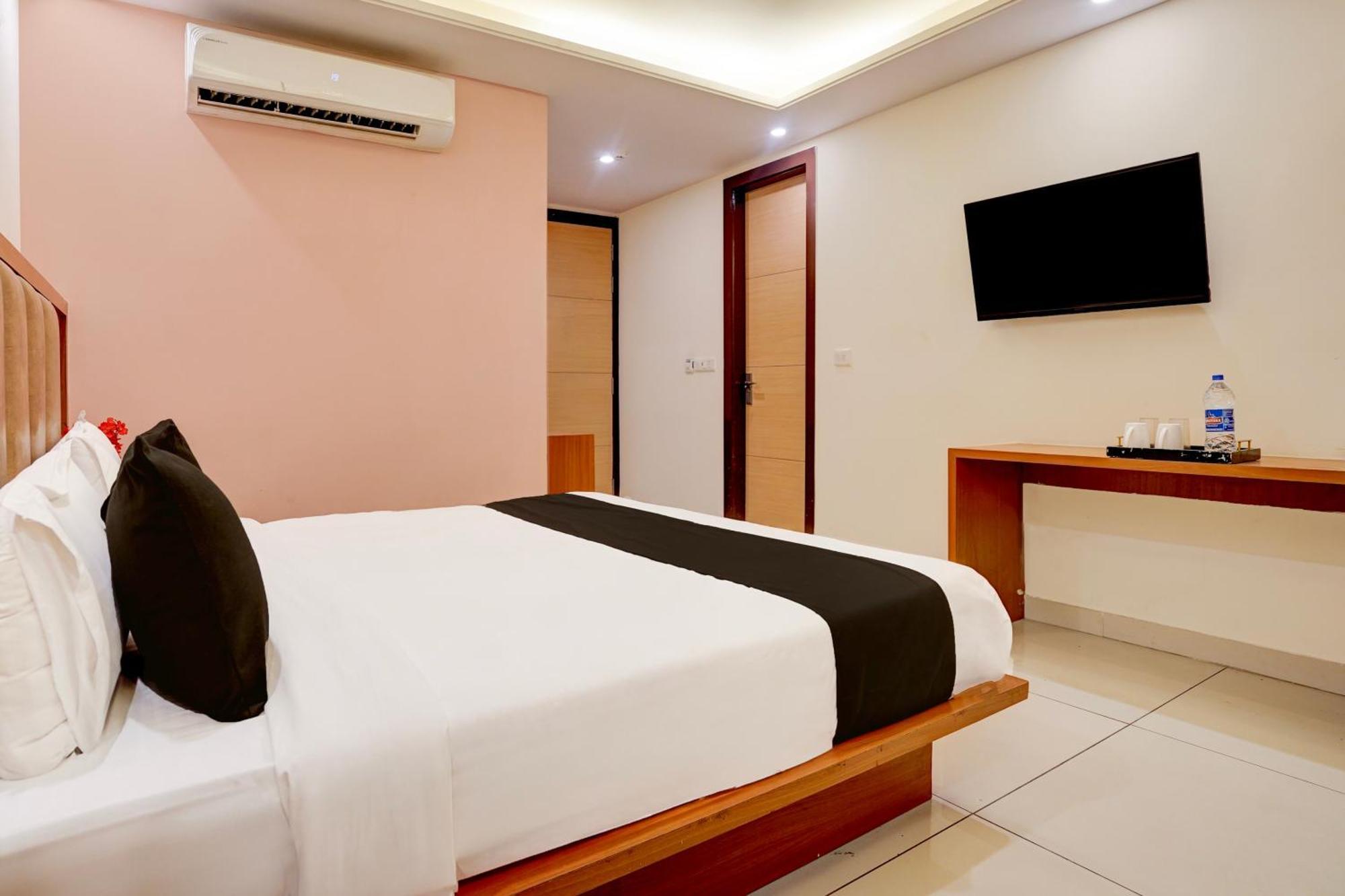 Отель Super Townhouse Airport Road Delhi Нью-Дели Экстерьер фото