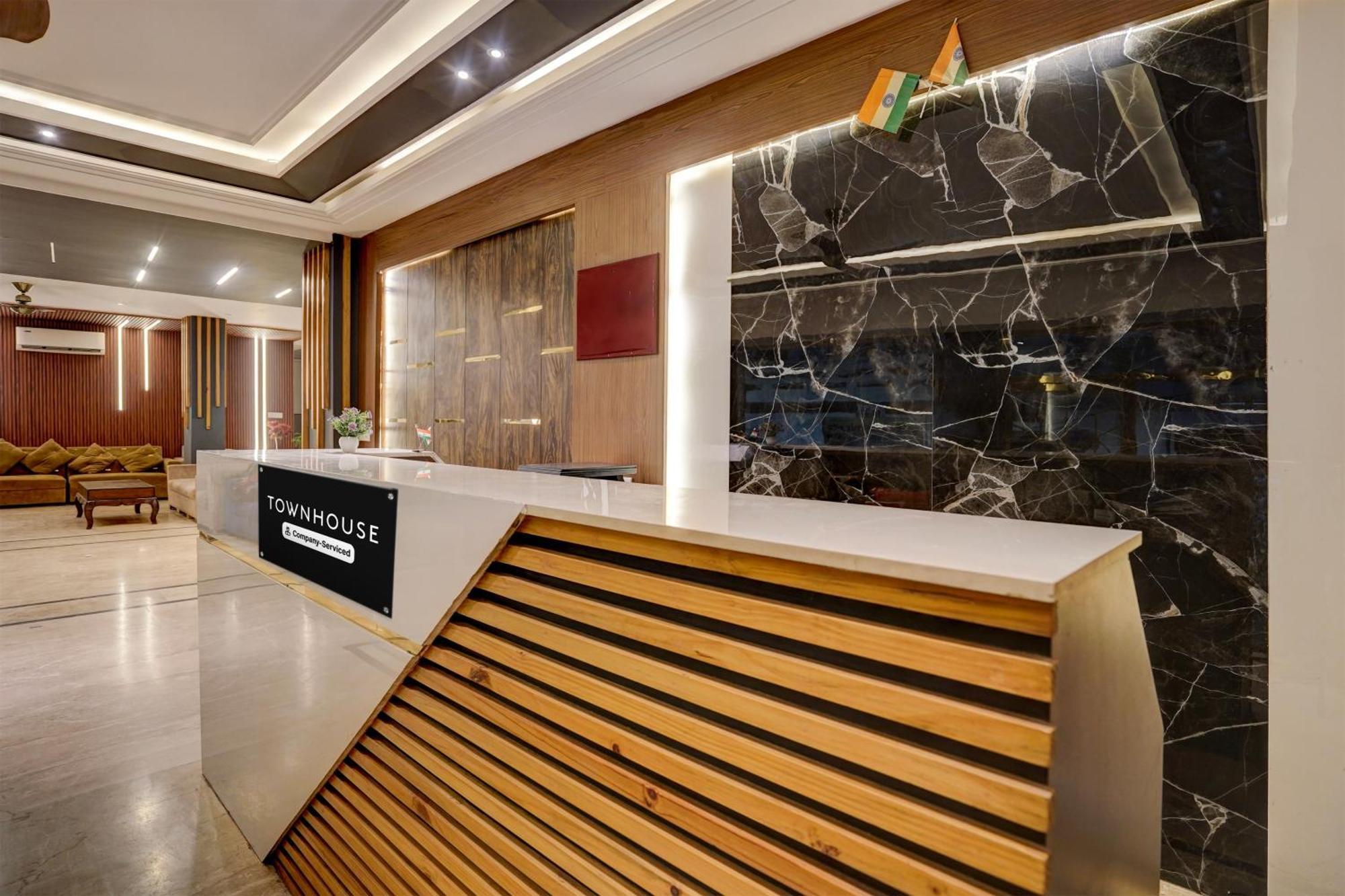Отель Super Townhouse Airport Road Delhi Нью-Дели Экстерьер фото
