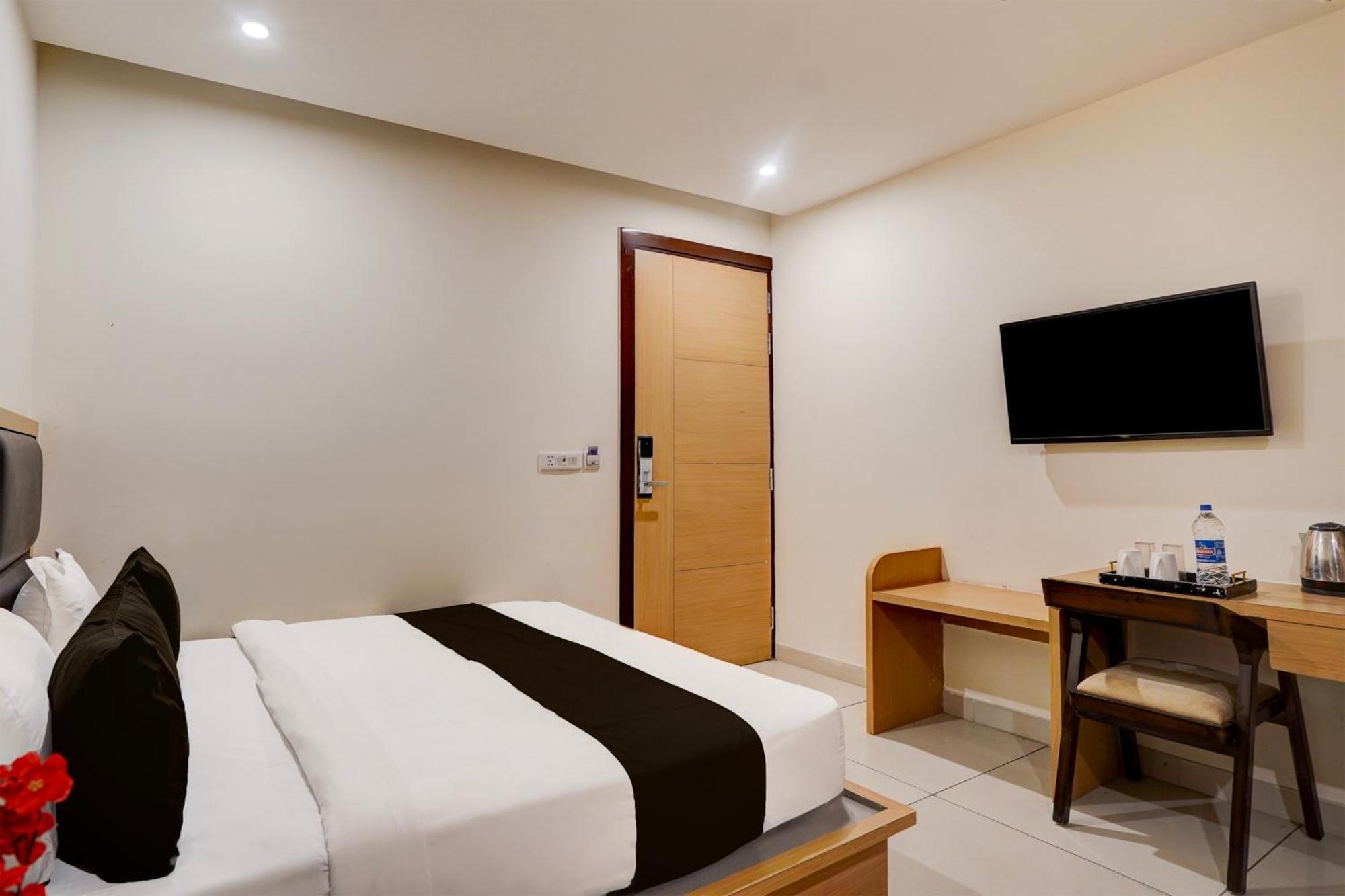 Отель Super Townhouse Airport Road Delhi Нью-Дели Экстерьер фото