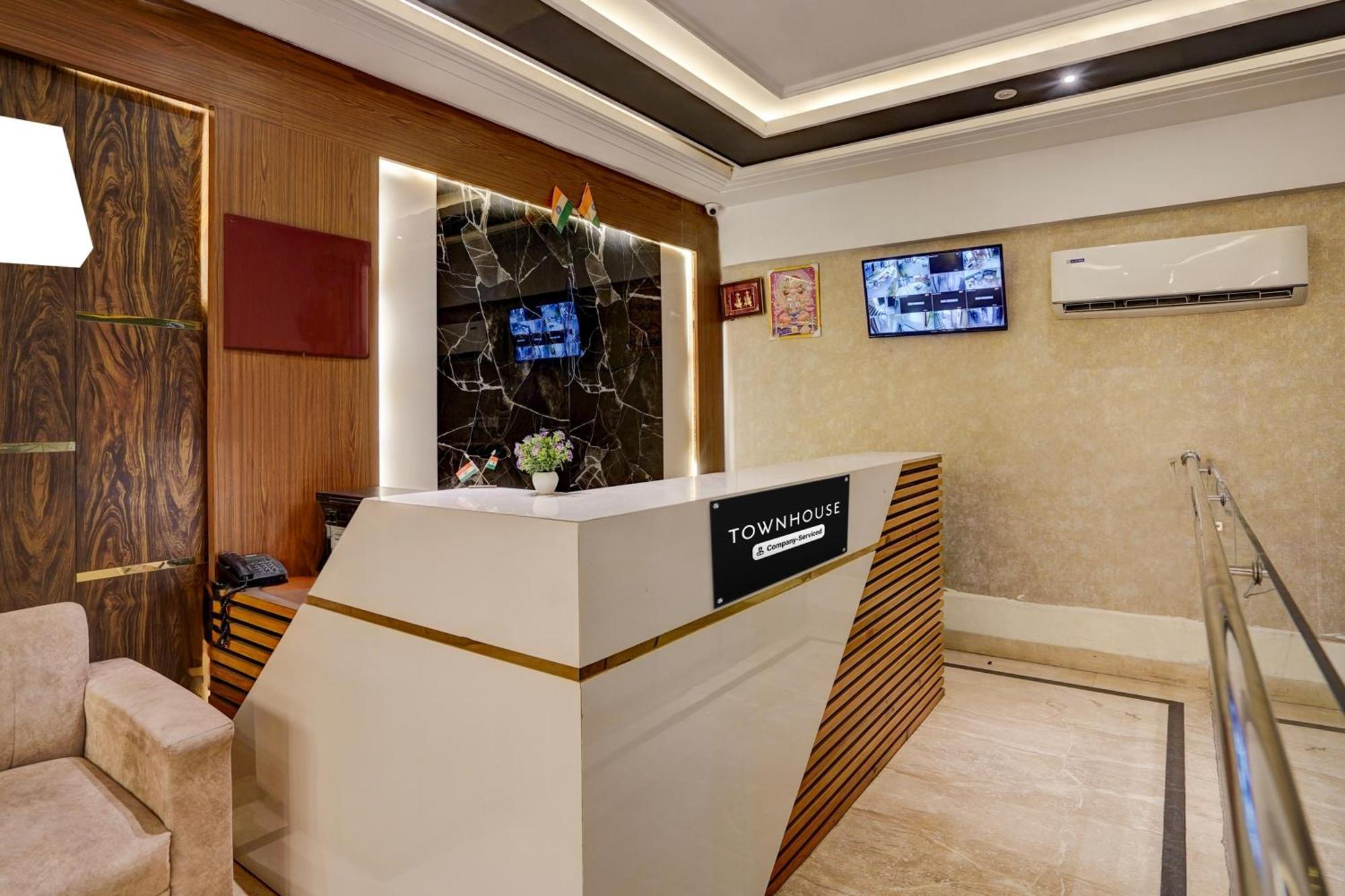 Отель Super Townhouse Airport Road Delhi Нью-Дели Экстерьер фото