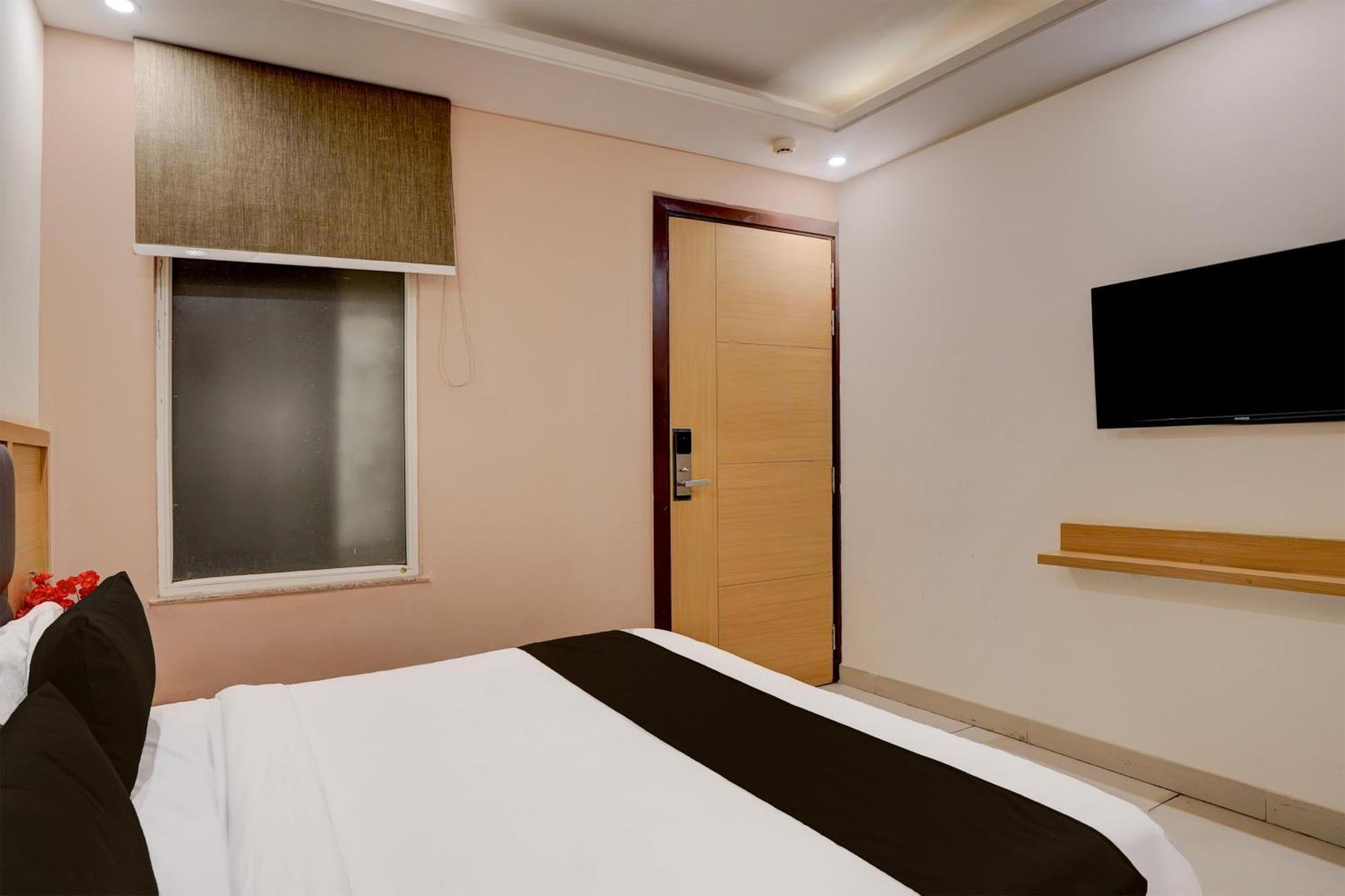 Отель Super Townhouse Airport Road Delhi Нью-Дели Экстерьер фото
